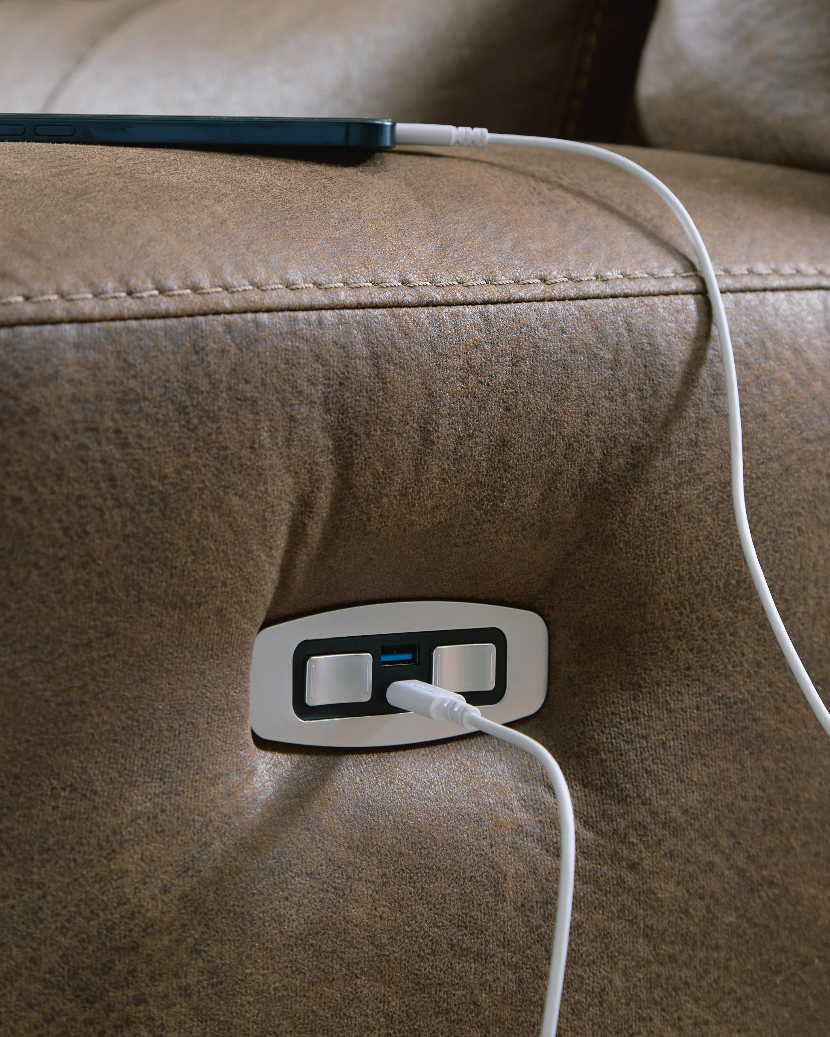 Beckley Place Power Reclining Loveseat with Console - Image 12