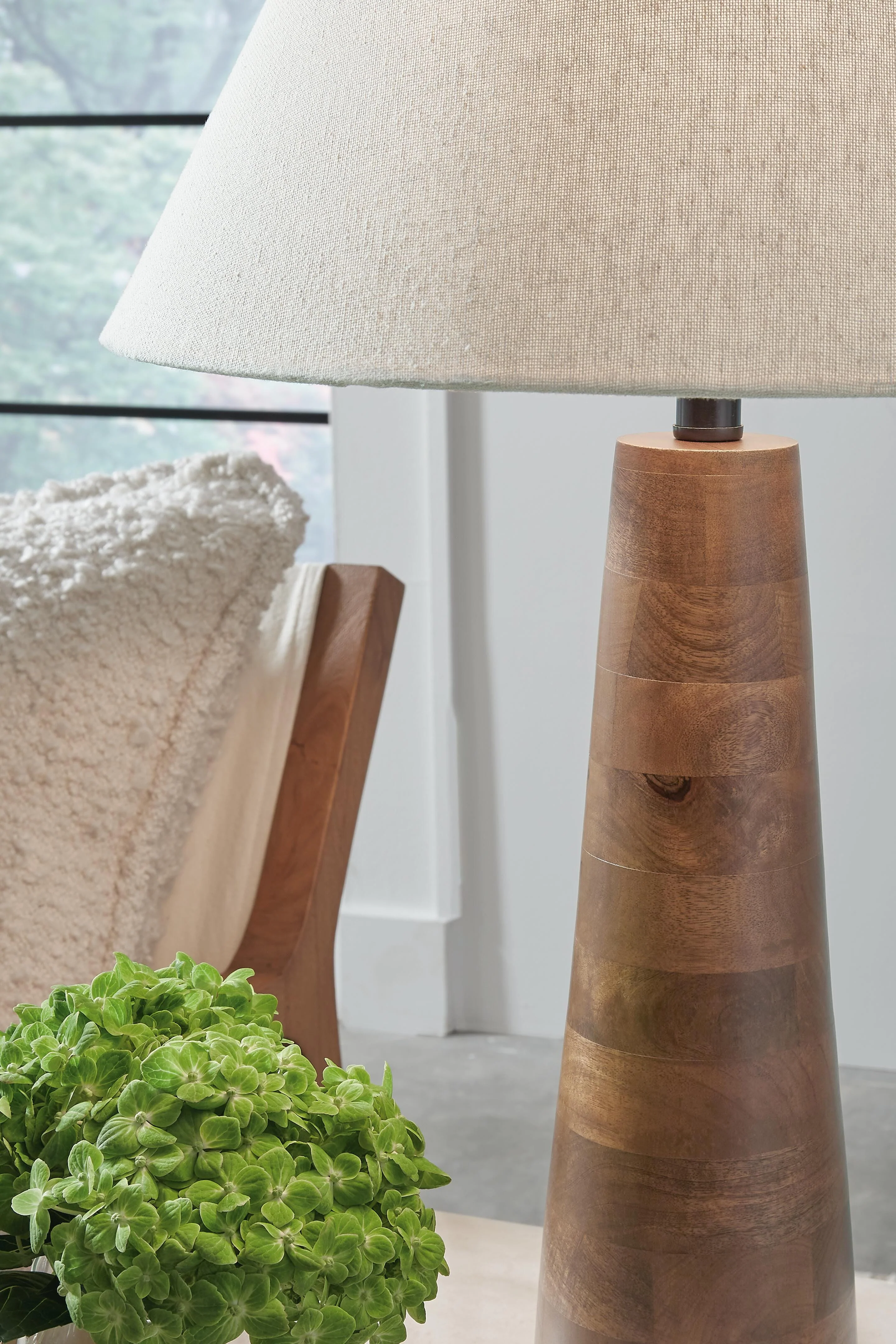 Danset Table Lamp - Image 4