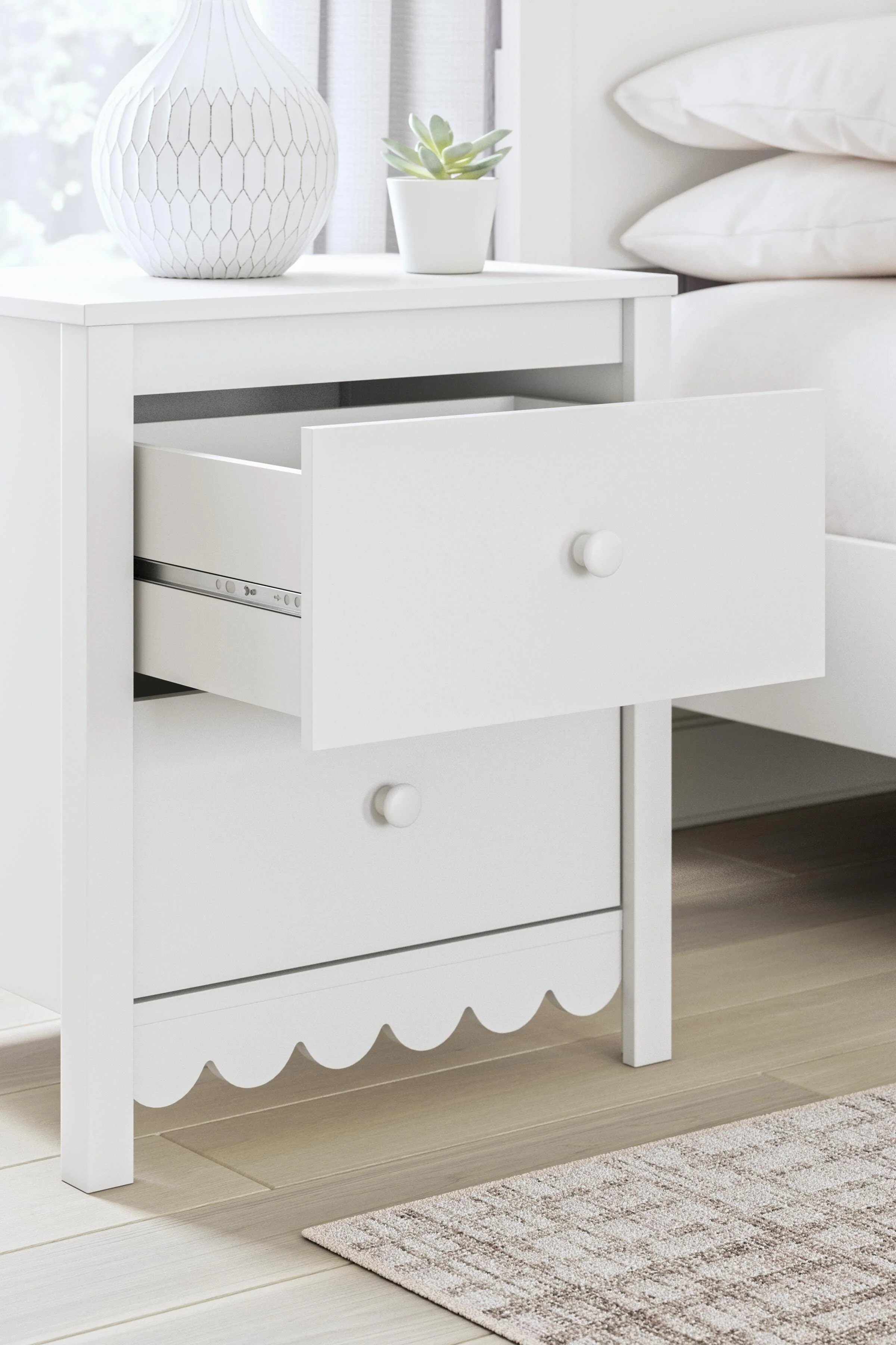 Hallityn Nightstand - Image 13